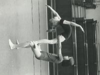 Akrobatyka - dwie dziewczynki podczas ćwiczeń